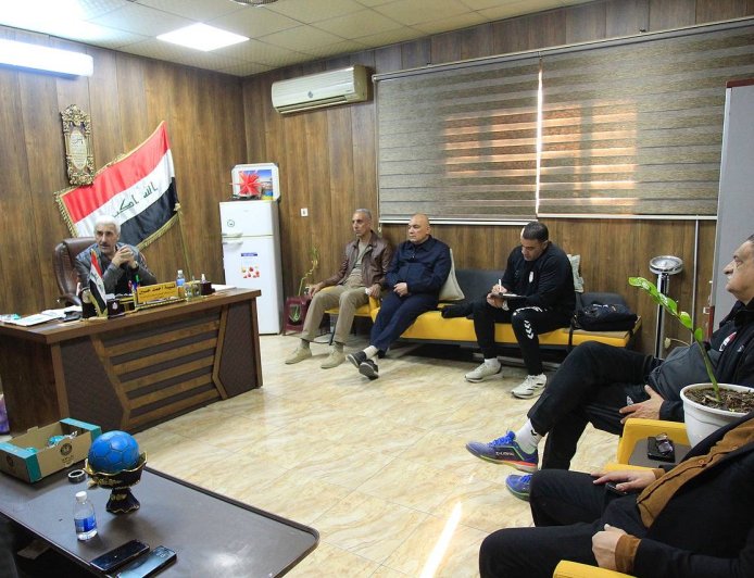 رئيس اتحاد اللعبة يلتقى بمدرب منتخبنا الوطني للكرة الشاطئية